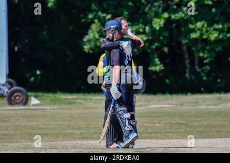 Clydach, Wales. 3. Juni 2023 Gareth Ansell von Chepstow und Ben Hope-Bell von Chepstow begrüßen am 3. Juni 2023 das Spiel der South Wales Premier Cricket League Division 2 zwischen Clydach und Chepstow im Waverley Park in Clydach, Wales, Großbritannien. Kredit: Duncan Thomas/Majestic Media. Stockfoto