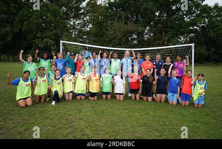 Ehemaliger englischer Torwart Carly Telford mit jungen Mädchen, nachdem sie an der Veranstaltung zum Let Girls Play Big Football Day von FA auf den Kings College Fields, Ruislip, teilgenommen hatten. Let Girls Play Big Football Day ruft Basisvereine aus dem ganzen Land auf, sich zu beteiligen und den Start der England Women's World Cup Kampagne und die Entwicklung des Frauen- und Mädchenfußballs zu feiern. Bilddatum: Samstag, 22. Juli 2023. Stockfoto