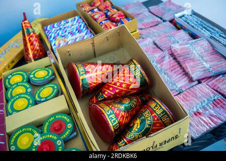 Juni 28. 2023, Uttarakhand, Indien. Verschiedene Arten von Feuerwerkskörpern auf einer Tischplatte. Diwali-Festival. Stockfoto