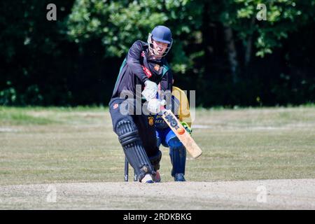 Clydach, Wales. 3. Juni 2023 Gareth Ansell von Chepstow schlägt während des zweiten Spiels der South Wales Premier Cricket League Division zwischen Clydach und Chepstow im Waverley Park in Clydach, Wales, Großbritannien am 3. Juni 2023. Kredit: Duncan Thomas/Majestic Media. Stockfoto