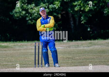 Clydach, Wales. 3. Juni 2023 Wicketkeeper Stephen Crane von Clydach während des Zweiten Spiels der South Wales Premier Cricket League Division zwischen Clydach und Chepstow im Waverley Park in Clydach, Wales, UK am 3. Juni 2023. Kredit: Duncan Thomas/Majestic Media. Stockfoto