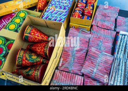 Juni 28. 2023, Uttarakhand, Indien. Verschiedene Arten von Feuerwerkskörpern auf einer Tischplatte. Diwali-Festival. Stockfoto