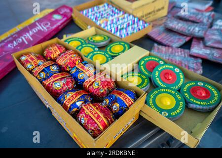 Juni 28. 2023, Uttarakhand, Indien. Verschiedene Arten von Feuerwerkskörpern auf einer Tischplatte. Diwali-Festival. Stockfoto