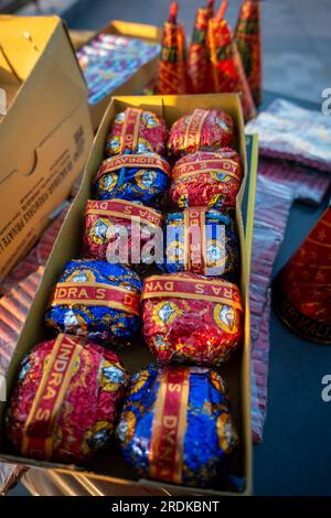 Juni 28. 2023, Uttarakhand, Indien. Verschiedene Arten von Feuerwerkskörpern auf einer Tischplatte. Diwali-Festival. Stockfoto