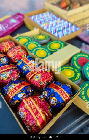 Juni 28. 2023, Uttarakhand, Indien. Verschiedene Arten von Feuerwerkskörpern auf einer Tischplatte. Diwali-Festival. Stockfoto