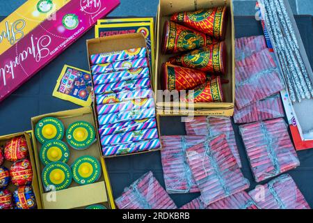 Juni 28. 2023, Uttarakhand, Indien. Verschiedene Arten von Feuerwerkskörpern auf einer Tischplatte. Diwali-Festival. Stockfoto