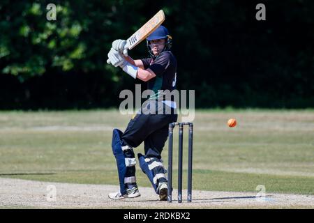 Clydach, Wales. 3. Juni 2023 Rhys Leach von Chepstow schlägt am 3. Juni 2023 während des Zweiten Spiels der South Wales Premier Cricket League Division zwischen Clydach und Chepstow im Waverley Park in Clydach, Wales, Großbritannien. Kredit: Duncan Thomas/Majestic Media. Stockfoto