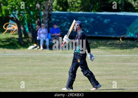 Clydach, Wales. 3. Juni 2023 Gareth Ansell von Chepstow hält seinen Schläger hoch, nachdem er am 3. Juni 2023 134 Runs beim Zweiten Spiel der South Wales Premier Cricket League Division zwischen Clydach und Chepstow im Waverley Park in Clydach, Wales, Großbritannien, gewonnen hat. Kredit: Duncan Thomas/Majestic Media. Stockfoto