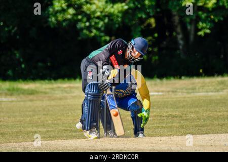 Clydach, Wales. 3. Juni 2023 Kameel Sahabdeen von Chepstow schlägt während des zweiten Spiels der South Wales Premier Cricket League Division zwischen Clydach und Chepstow im Waverley Park in Clydach, Wales, UK am 3. Juni 2023. Kredit: Duncan Thomas/Majestic Media. Stockfoto