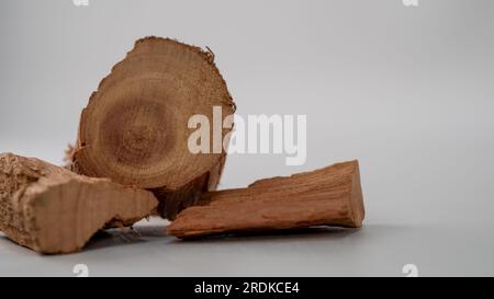 Beruhigende Aromatherapie: Sandelholzstäbchen isoliert auf weißem Hintergrund Stockfoto