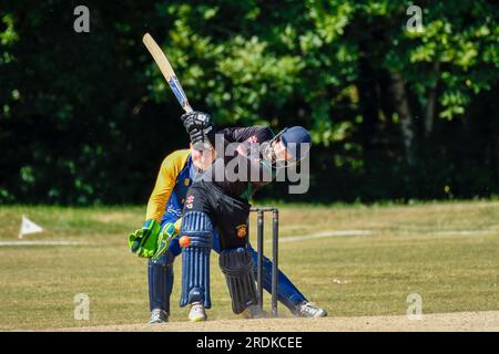 Clydach, Wales. 3. Juni 2023 Kameel Sahabdeen von Chepstow schlägt während des zweiten Spiels der South Wales Premier Cricket League Division zwischen Clydach und Chepstow im Waverley Park in Clydach, Wales, UK am 3. Juni 2023. Kredit: Duncan Thomas/Majestic Media. Stockfoto