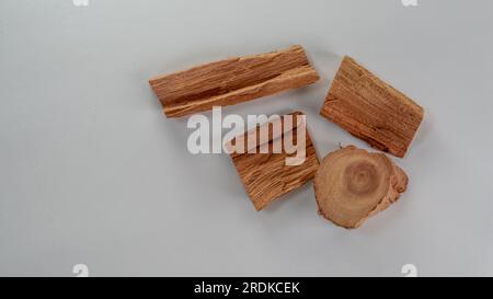 Beruhigende Aromatherapie: Sandelholzstäbchen isoliert auf weißem Hintergrund Stockfoto