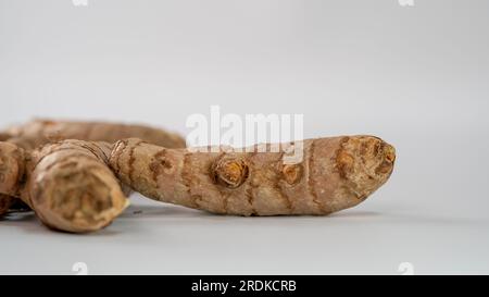 Rhizome (Wurzeln) der Kurkuma (Curcuma longa Linn), isoliert auf weißem Hintergrund geschnitten. Stockfoto