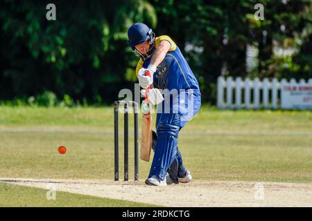 Clydach, Wales. 3. Juni 2023 Rhodri Davies aus Clydach beim zweiten Spiel der South Wales Premier Cricket League Division zwischen Clydach und Chepstow im Waverley Park in Clydach, Wales, UK am 3. Juni 2023. Kredit: Duncan Thomas/Majestic Media. Stockfoto