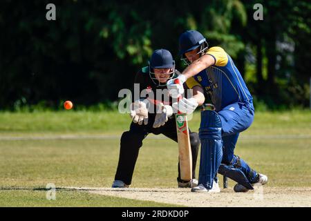 Clydach, Wales. 3. Juni 2023 Rhodri Davies aus Clydach beim zweiten Spiel der South Wales Premier Cricket League Division zwischen Clydach und Chepstow im Waverley Park in Clydach, Wales, UK am 3. Juni 2023. Kredit: Duncan Thomas/Majestic Media. Stockfoto