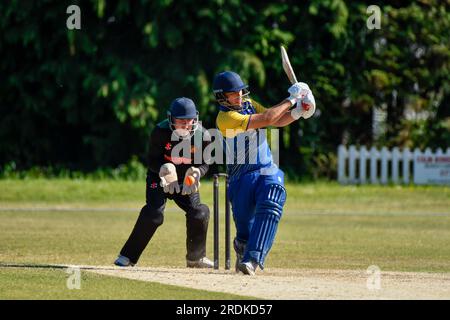 Clydach, Wales. 3. Juni 2023 Batsman Rhodri Davies aus Clydach wurde vom Wicketwärter Harry Hughes aus Chepstow beim Zweiten Spiel der South Wales Premier Cricket League Division zwischen Clydach und Chepstow im Waverley Park in Clydach, Wales, Großbritannien, am 3. Juni 2023 gefangen. Kredit: Duncan Thomas/Majestic Media. Stockfoto