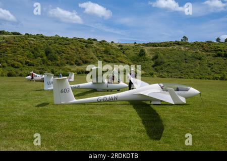 Drei Gleiter liegen auf dem Boden und warten darauf, auf einem privaten Flugplatz im Süden Englands in Großbritannien in die Luft geschleppt zu werden Stockfoto