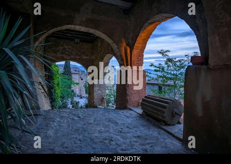 Arkaden in der Stadt Montsonís früh am Morgen (La Noguera, Lleida, Katalonien, Spanien) ESP: Arcadas en el pueblo de Montsonís a primera hora Stockfoto