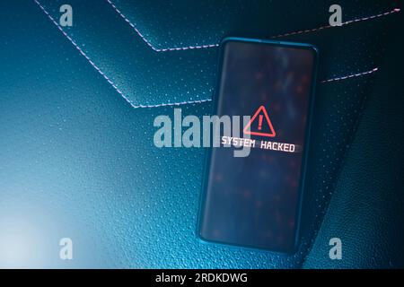 Flach liegendes Foto eines Smartphones mit System-Hackeralarm auf dem Bildschirm. Kompromittiertes Informationskonzept. Internetvirus Cybersicherheit und Cyberkriminalität. Stockfoto