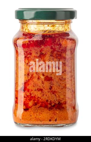 Tomatensoße mit Walnuss- und Pfefferpesto in Glasgefäß, isoliert auf weißem Boden, einschl. Schneideweg Stockfoto