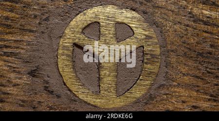 Hippie-Friedenssymbol in Gold Metall auf dunklem Holz, Kopierraum Stockfoto