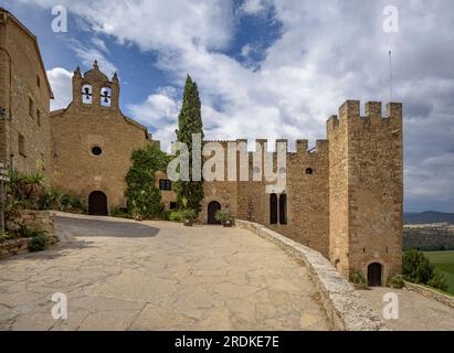 Mittelalterliche Burg Montsoriu an einem Frühlingsmittagmittag (La Noguera, Lleida, Katalonien, Spanien) ESP: Castillo Medieval de Montsoriu en un mediodía de primavera Stockfoto