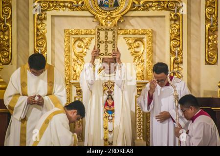 Antipolo City, Rizal, Philippinen. 22. Juli 2023. Auf den Philippinen ist die kanonische Installation eines Bischofs ein Jahrhunderte altes Ritual, das bis in die spanische Kolonialzeit zurückreicht. Die kanonische Installation eines Bischofs ist ein feierliches Ereignis, das den Beginn der seelsorglichen Pflichten des Bischofs in seiner Diözese markiert. (Kreditbild: © Ryan Eduard Benaid/ZUMA Press Wire) NUR ZUR REDAKTIONELLEN VERWENDUNG! Nicht für den kommerziellen GEBRAUCH! Stockfoto