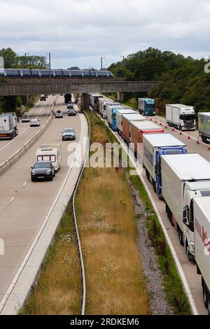 Ashford, Kent, Großbritannien. 22. Juli 2023. Operation Brock ist auf der M20. Unterwegs zur Küste von Dover. Nur Lastkraftwagen dürfen auf der Autobahn in Richtung Süden fahren, und Autos sollen die Straße in Richtung Norden teilen, um Staus im Hafen von Dover zu vermeiden. Bildnachweis: PAL News/Alamy Live News Stockfoto