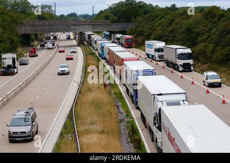 Ashford, Kent, Großbritannien. 22. Juli 2023. Operation Brock ist auf der M20. Unterwegs zur Küste von Dover. Nur Lastkraftwagen dürfen auf der Autobahn in Richtung Süden fahren, und Autos sollen die Straße in Richtung Norden teilen, um Staus im Hafen von Dover zu vermeiden. Bildnachweis: PAL News/Alamy Live News Stockfoto