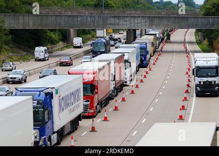 Ashford, Kent, Großbritannien. 22. Juli 2023. Operation Brock ist auf der M20. Unterwegs zur Küste von Dover. Nur Lastkraftwagen dürfen auf der Autobahn in Richtung Süden fahren, und Autos sollen die Straße in Richtung Norden teilen, um Staus im Hafen von Dover zu vermeiden. Bildnachweis: PAL News/Alamy Live News Stockfoto