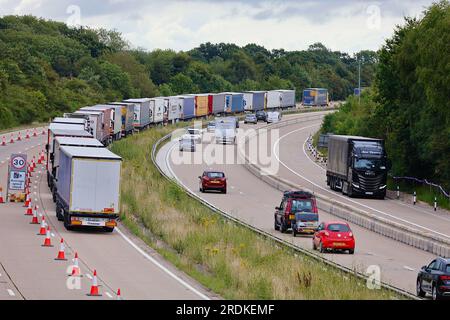 Ashford, Kent, Großbritannien. 22. Juli 2023. Operation Brock ist auf der M20. Unterwegs zur Küste von Dover. Nur Lastkraftwagen dürfen auf der Autobahn in Richtung Süden fahren, und Autos sollen die Straße in Richtung Norden teilen, um Staus im Hafen von Dover zu vermeiden. Bildnachweis: PAL News/Alamy Live News Stockfoto