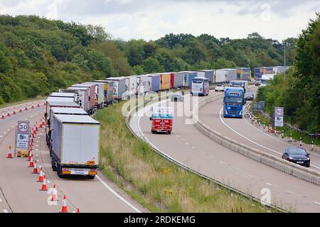 Ashford, Kent, Großbritannien. 22. Juli 2023. Operation Brock ist auf der M20. Unterwegs zur Küste von Dover. Nur Lastkraftwagen dürfen auf der Autobahn in Richtung Süden fahren, und Autos sollen die Straße in Richtung Norden teilen, um Staus im Hafen von Dover zu vermeiden. Bildnachweis: PAL News/Alamy Live News Stockfoto