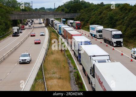 Ashford, Kent, Großbritannien. 22. Juli 2023. Operation Brock ist auf der M20. Unterwegs zur Küste von Dover. Nur Lastkraftwagen dürfen auf der Autobahn in Richtung Süden fahren, und Autos sollen die Straße in Richtung Norden teilen, um Staus im Hafen von Dover zu vermeiden. Bildnachweis: PAL News/Alamy Live News Stockfoto