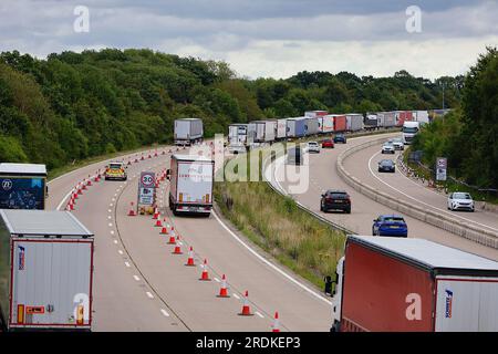 Ashford, Kent, Großbritannien. 22. Juli 2023. Operation Brock ist auf der M20. Unterwegs zur Küste von Dover. Nur Lastkraftwagen dürfen auf der Autobahn in Richtung Süden fahren, und Autos sollen die Straße in Richtung Norden teilen, um Staus im Hafen von Dover zu vermeiden. Bildnachweis: PAL News/Alamy Live News Stockfoto