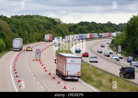 Ashford, Kent, Großbritannien. 22. Juli 2023. Operation Brock ist auf der M20. Unterwegs zur Küste von Dover. Nur Lastkraftwagen dürfen auf der Autobahn in Richtung Süden fahren, und Autos sollen die Straße in Richtung Norden teilen, um Staus im Hafen von Dover zu vermeiden. Bildnachweis: PAL News/Alamy Live News Stockfoto