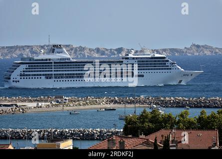 Marseille, Frankreich. 21. Juli 2023. Das Passagierschiff Seven Seas Mariner verlässt den französischen Mittelmeerhafen von Marseille. (Foto: Gerard Bottino/SOPA Images/Sipa USA) Guthaben: SIPA USA/Alamy Live News Stockfoto