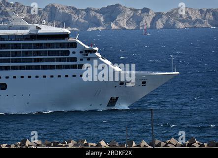 Marseille, Frankreich. 21. Juli 2023. Das Passagierschiff Seven Seas Mariner verlässt den französischen Mittelmeerhafen von Marseille. (Foto: Gerard Bottino/SOPA Images/Sipa USA) Guthaben: SIPA USA/Alamy Live News Stockfoto