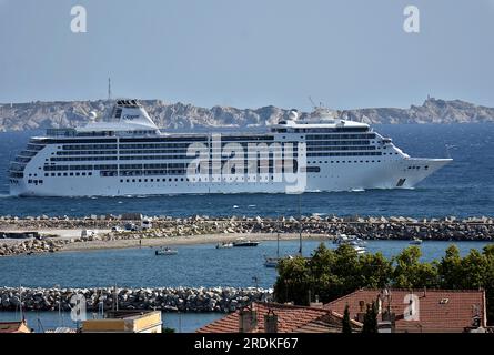 Marseille, Frankreich. 21. Juli 2023. Das Passagierschiff Seven Seas Mariner verlässt den französischen Mittelmeerhafen von Marseille. Kredit: SOPA Images Limited/Alamy Live News Stockfoto