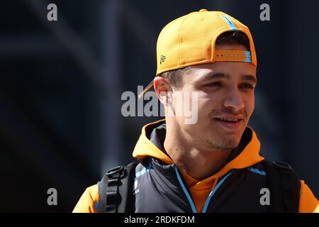 Mogyorod, Ungarn. 22. Juli 2023. Lando Norris von McLaren auf der Koppel vor der letzten Übung für den Großen Preis von Ungarn F1. Kredit: Marco Canoniero/Alamy Live News Stockfoto