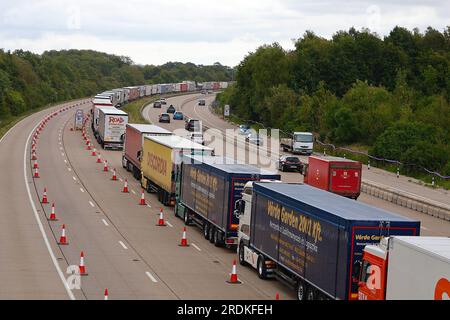 Ashford, Kent, Großbritannien. 22. Juli 2023. Operation Brock ist auf der M20. Unterwegs zur Küste von Dover. Nur Lastkraftwagen dürfen auf der Autobahn in Richtung Süden fahren, und Autos sollen die Straße in Richtung Norden teilen, um Staus im Hafen von Dover zu vermeiden. Bildnachweis: PAL News/Alamy Live News Stockfoto