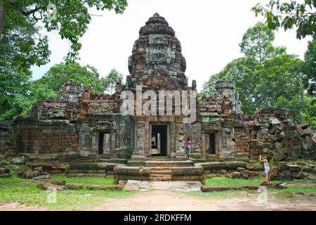 Siem Reap, Kambodscha - Juli 14 2006: Touristen fotografieren am Ta Som (Khmer: ប្រាសាទតាសោម), einem kleinen Tempel in Angkor, erbaut am Ende des 12. Jahrhunderts Stockfoto