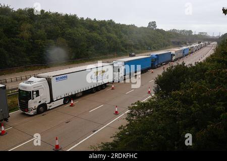 Ashford, Kent, Großbritannien. 22. Juli 2023. Operation Brock ist auf der M20. Unterwegs zur Küste von Dover. Nur Lastkraftwagen dürfen auf der Autobahn in Richtung Süden fahren, und Autos sollen die Straße in Richtung Norden teilen, um Staus im Hafen von Dover zu vermeiden. Bildnachweis: PAL News/Alamy Live News Stockfoto