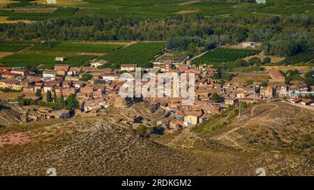 Die Stadt Torrente de Cinca und ihre landwirtschaftliche Umgebung aus Sicht des Eremitage-Klosters San Salvador (Aragon, Spanien) Stockfoto