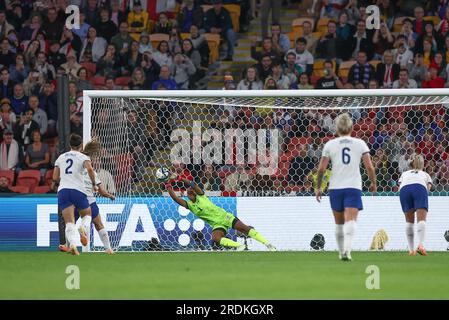 Kerly Théus #1 aus Haiti spart einen Elfmeter von Georgia Stanway #8 aus England, aber er wird wieder aufgenommen, und Georgia Stanway #8 aus England erzielt 1-0 Punkte bei der FIFA Women's World Cup 2023 Group D England Women vs Haiti Women im Suncorp Stadium, Brisbane, Australien, 22. Juli 2023 (Foto: Patrick Hoelscher/News Images) Stockfoto