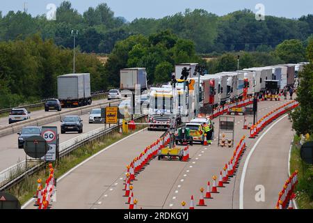 Ashford, Kent, Großbritannien. 22. Juli 2023. Operation Brock ist auf der M20. Unterwegs zur Küste von Dover. Nur Lastkraftwagen dürfen auf der Autobahn in Richtung Süden fahren, und Autos sollen die Straße in Richtung Norden teilen, um Staus im Hafen von Dover zu vermeiden. Bildnachweis: PAL News/Alamy Live News Stockfoto