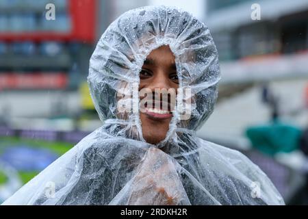 Cricket-Fans, die sich vor dem Regen schützen vor dem LV= Insurance Ashes Test Series Fourth Test Day Four Match England gegen Australien in Old Trafford, Manchester, Großbritannien, 22. Juli 2023 (Foto von Conor Molloy/News Images) Stockfoto