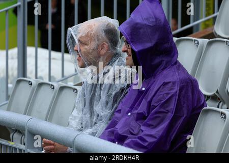 Cricket-Fans, die sich vor dem Regen schützen vor dem LV= Insurance Ashes Test Series Fourth Test Day Four Match England gegen Australien in Old Trafford, Manchester, Großbritannien, 22. Juli 2023 (Foto von Conor Molloy/News Images) Stockfoto