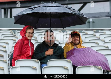 Cricket-Fans, die sich vor dem Regen schützen vor dem LV= Insurance Ashes Test Series Fourth Test Day Four Match England gegen Australien in Old Trafford, Manchester, Großbritannien, 22. Juli 2023 (Foto von Conor Molloy/News Images) Stockfoto