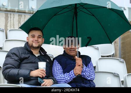 Cricket-Fans, die sich vor dem Regen schützen vor dem LV= Insurance Ashes Test Series Fourth Test Day Four Match England gegen Australien in Old Trafford, Manchester, Großbritannien, 22. Juli 2023 (Foto von Conor Molloy/News Images) Stockfoto