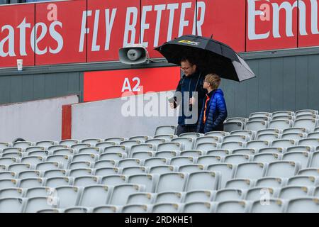 Manchester, Großbritannien. 22. Juli 2023. Cricket-Fans, die sich vor dem Regen schützen vor dem LV= Insurance Ashes Test Series Vierter Test Day Four Match England gegen Australien in Old Trafford, Manchester, Großbritannien, 22. Juli 2023 (Foto von Conor Molloy/News Images) in Manchester, Großbritannien, am 7./22. Juli 2023. (Foto: Conor Molloy/News Images/Sipa USA) Guthaben: SIPA USA/Alamy Live News Stockfoto